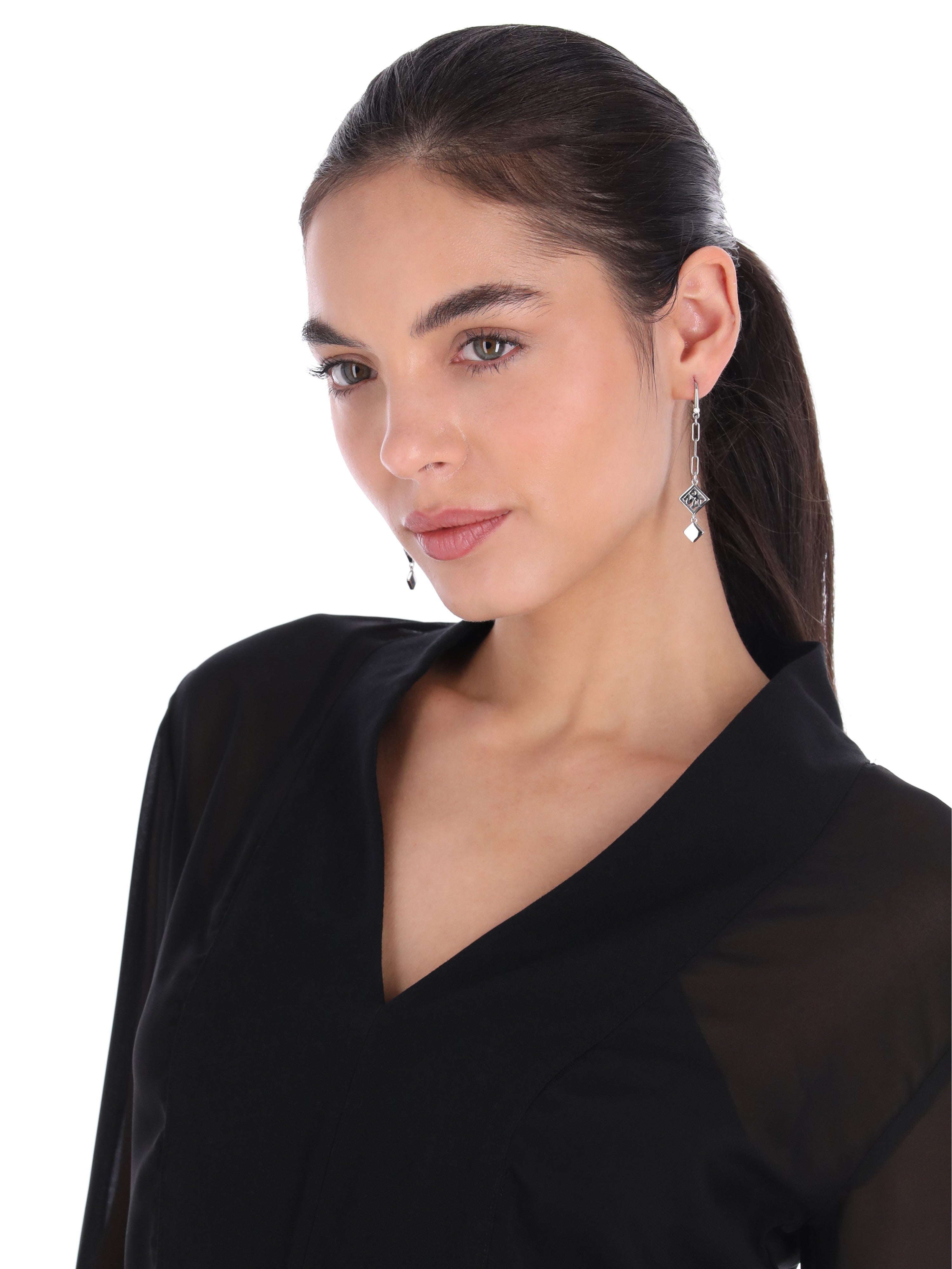 ARETES DKNY COLOR PLATEADO FORMA ROMBO 04G00865