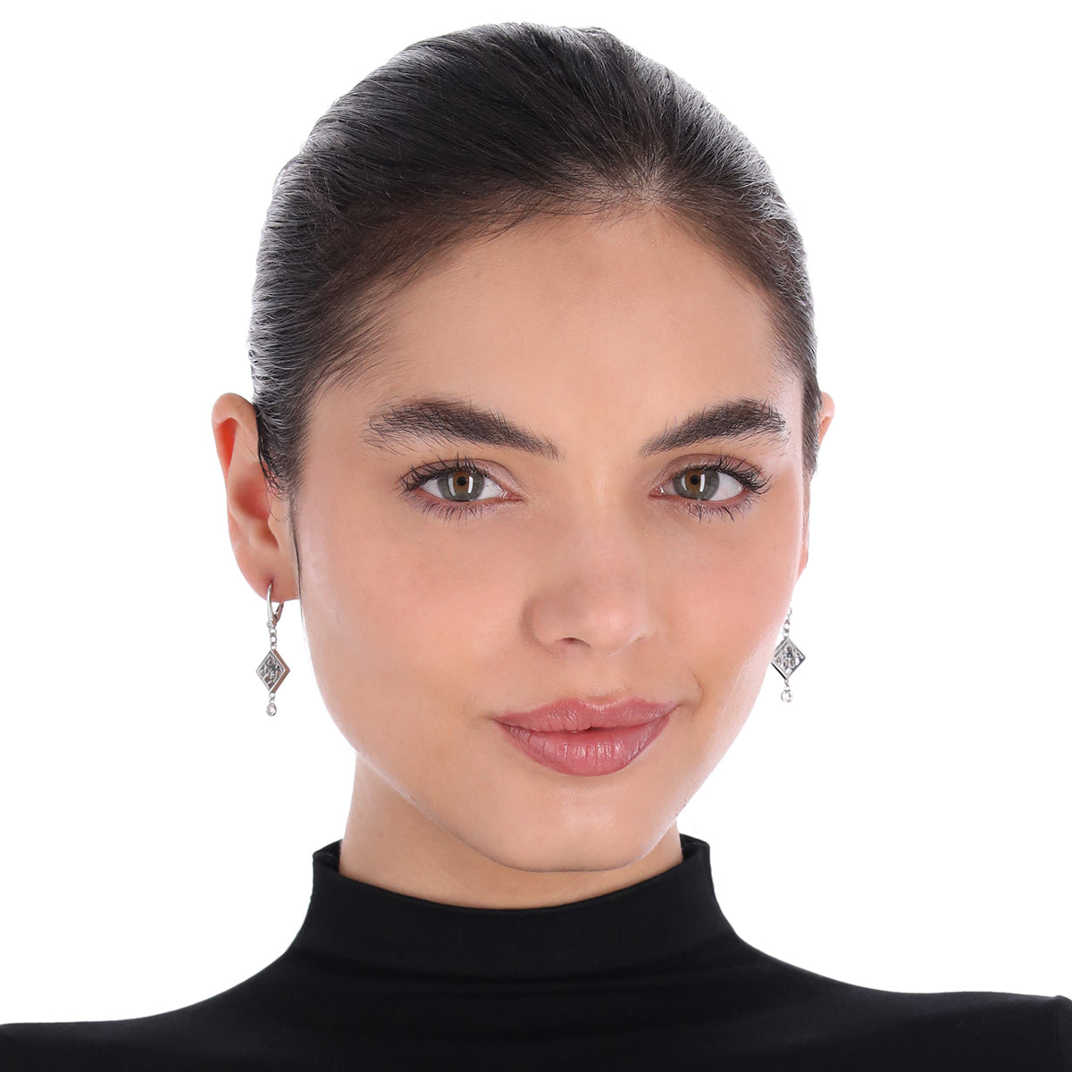 ARETES DKNY COLOR PLATEADO FORMA ROMBO 04G00867