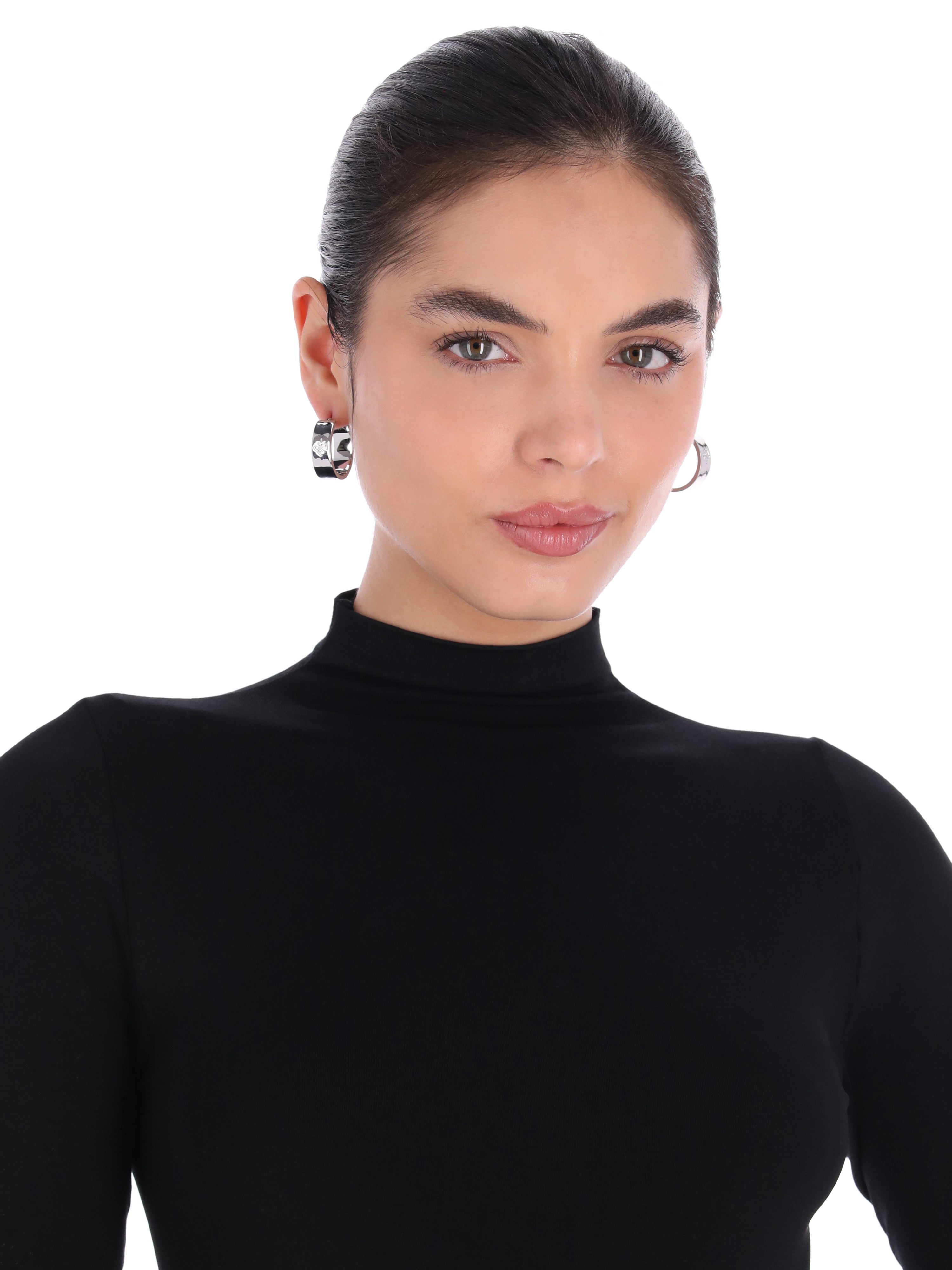 ARETES DKNY COLOR PLATEADO FORMA CIRCULAR 04G00890