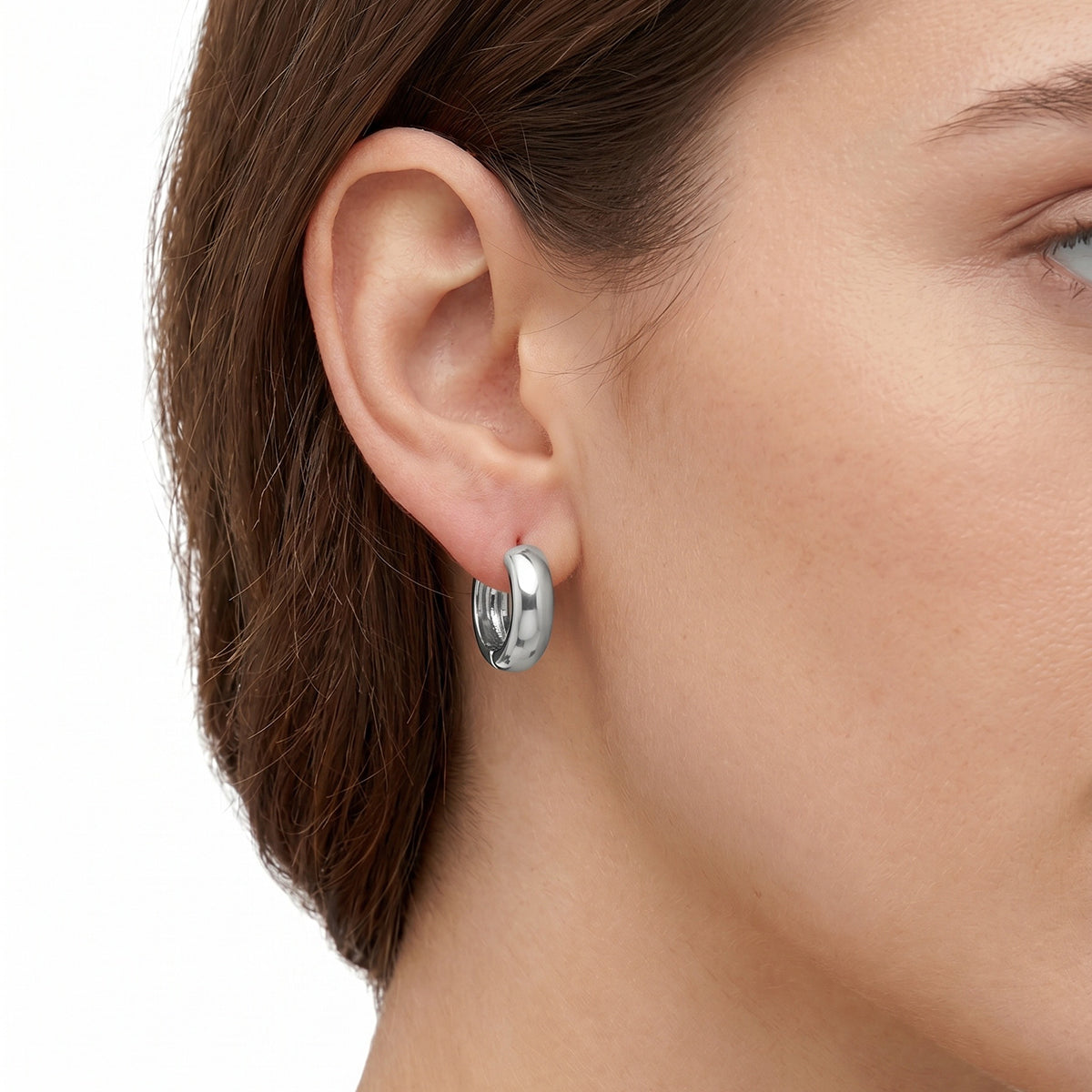 ARETES DKNY COLOR PLATEADO FORMA CIRCULAR 04G00970