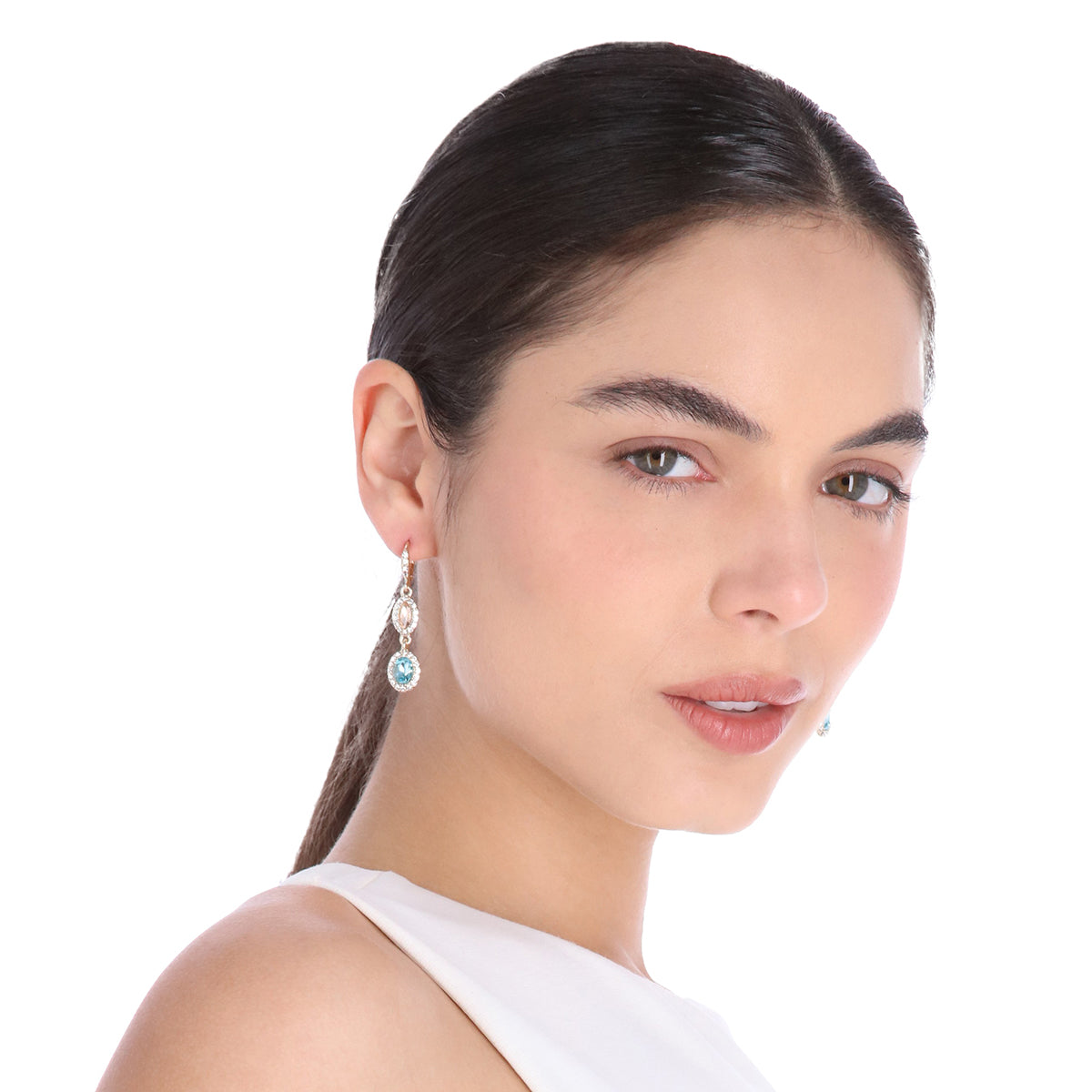 ARETES COLOR DORADO, GIVENCHY, FORMA OVALADA TIPO COLGANTE LARGO DE CRISTALES COLOR MULTICOLOR, CIERRE TIPO GANCHO FRANCÃ‰S, FAMILIA SWEET ESCAPE, CONTENIDO 1 PAR DE ARETES
