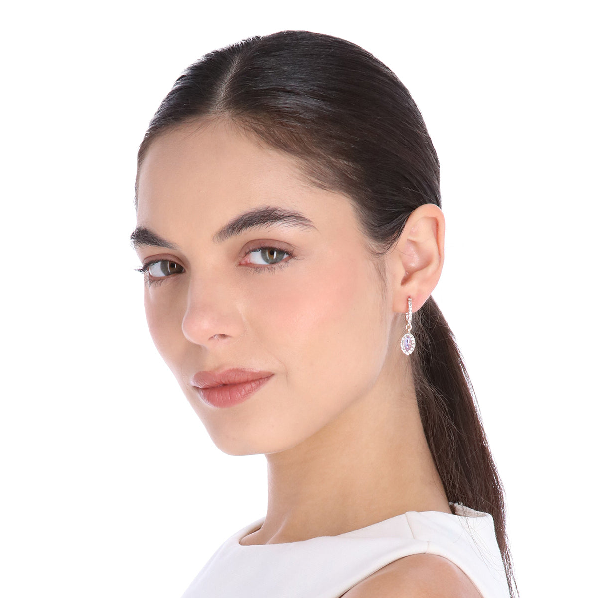 ARETES COLOR DORADO, GIVENCHY, FORMA OVALADA TIPO HUGGIES DE CRISTALES COLOR VIOLETA, CIERRE TIPO GANCHO FRANCÃ‰S, FAMILIA SWEET ESCAPE, CONTENIDO 1 PAR DE ARETES