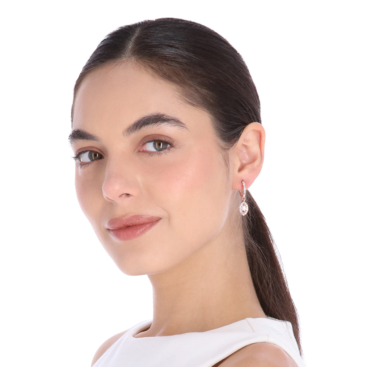 ARETES COLOR ORO ROSA, GIVENCHY, FORMA OVALADA TIPO HUGGIES DE CRISTALES COLOR ROSA, CIERRE TIPO GANCHO FRANCÃ‰S, FAMILIA SWEET ESCAPE, CONTENIDO 1 PAR DE ARETES