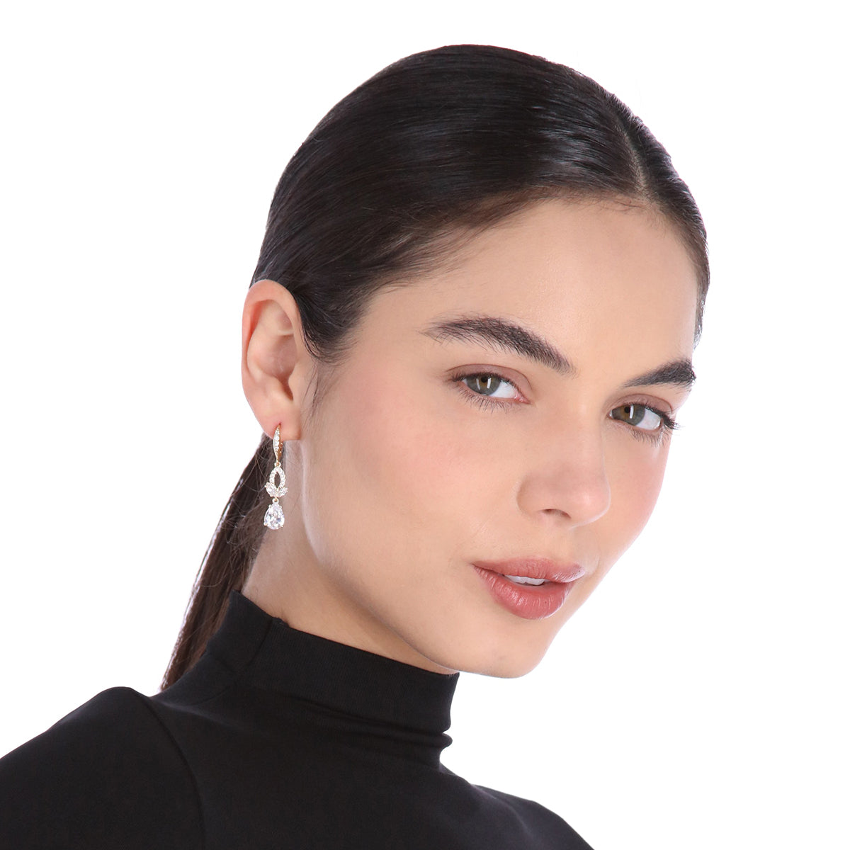 ARETES COLOR DORADO, GIVENCHY, FORMA HOJA TIPO COLGANTE LARGO DE CRISTALES COLOR TRANSPARENTE, CIERRE TIPO GANCHO FRANCÃ‰S, FAMILIA CRYSTALIZED GARDEN, CONTENIDO 1 PAR DE ARETES