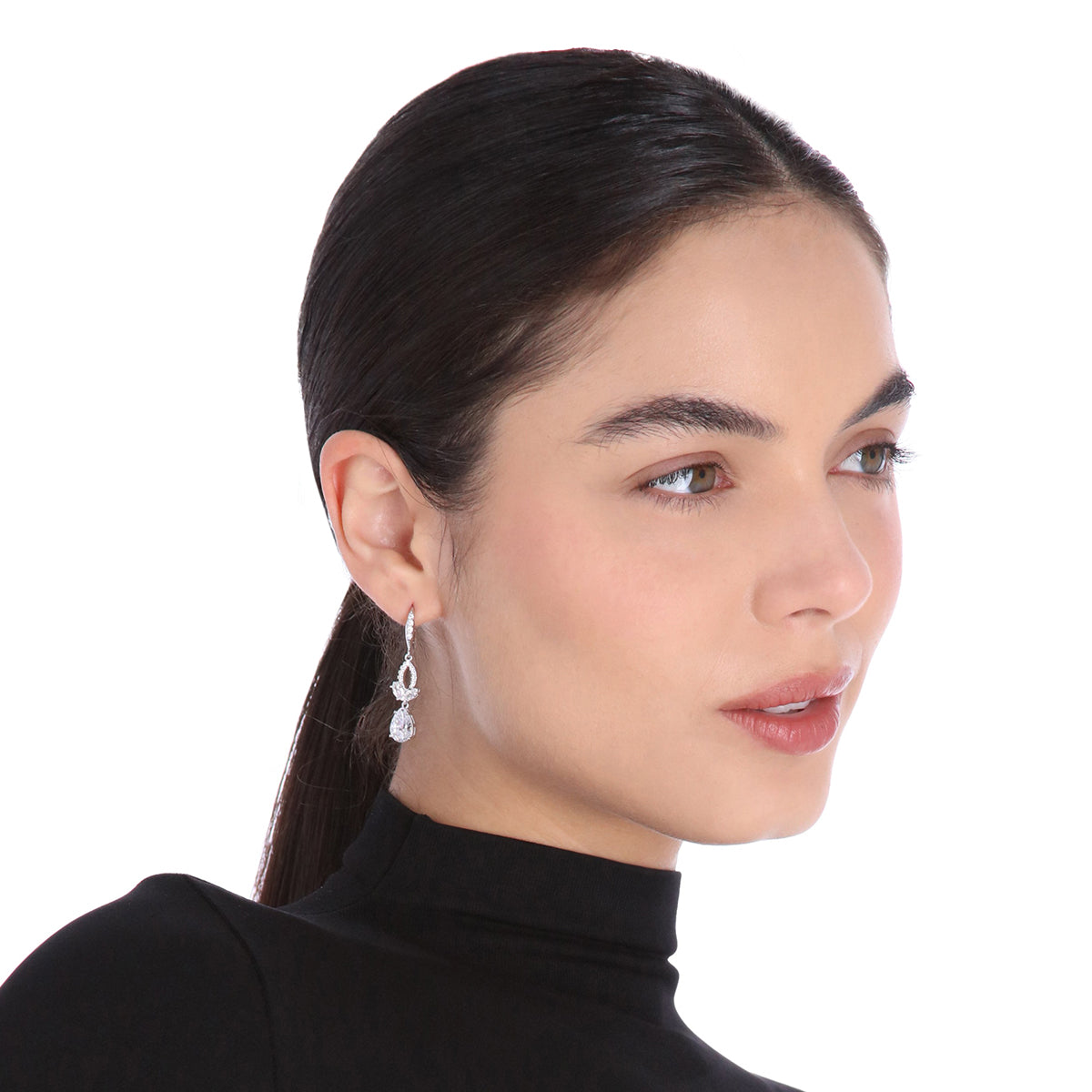 ARETES COLOR PLATEADO, GIVENCHY, FORMA HOJA TIPO COLGANTE LARGO DE CRISTALES COLOR TRANSPARENTE, CIERRE TIPO GANCHO FRANCÃ‰S, FAMILIA CRYSTALIZED GARDEN, CONTENIDO 1 PAR DE ARETES
