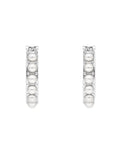 ARETES COLOR PLATEADO, GIVENCHY, FORMA CIRCULAR TIPO HUGGIE DE PERLAS DE ACRÃLICO COLOR BLANCO, CIERRE TIPO BISAGRA CON CLICK, FAMILIA SHIMMER AND SHINE, CONTENIDO 1 PAR DE ARETES