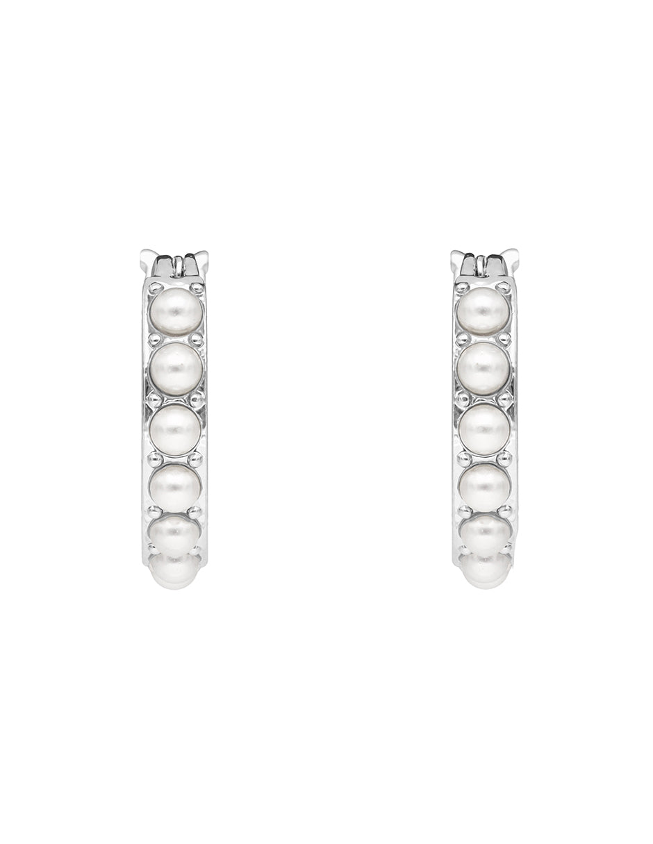 ARETES COLOR PLATEADO, GIVENCHY, FORMA CIRCULAR TIPO HUGGIE DE PERLAS DE ACRÃLICO COLOR BLANCO, CIERRE TIPO BISAGRA CON CLICK, FAMILIA SHIMMER AND SHINE, CONTENIDO 1 PAR DE ARETES