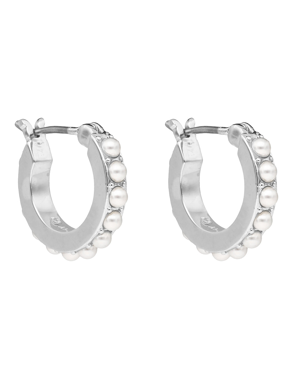 ARETES COLOR PLATEADO, GIVENCHY, FORMA CIRCULAR TIPO HUGGIE DE PERLAS DE ACRÃLICO COLOR BLANCO, CIERRE TIPO BISAGRA CON CLICK, FAMILIA SHIMMER AND SHINE, CONTENIDO 1 PAR DE ARETES