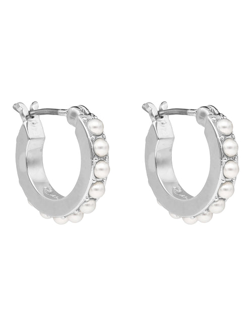 ARETES COLOR PLATEADO, GIVENCHY, FORMA CIRCULAR TIPO HUGGIE DE PERLAS DE ACRÃLICO COLOR BLANCO, CIERRE TIPO BISAGRA CON CLICK, FAMILIA SHIMMER AND SHINE, CONTENIDO 1 PAR DE ARETES