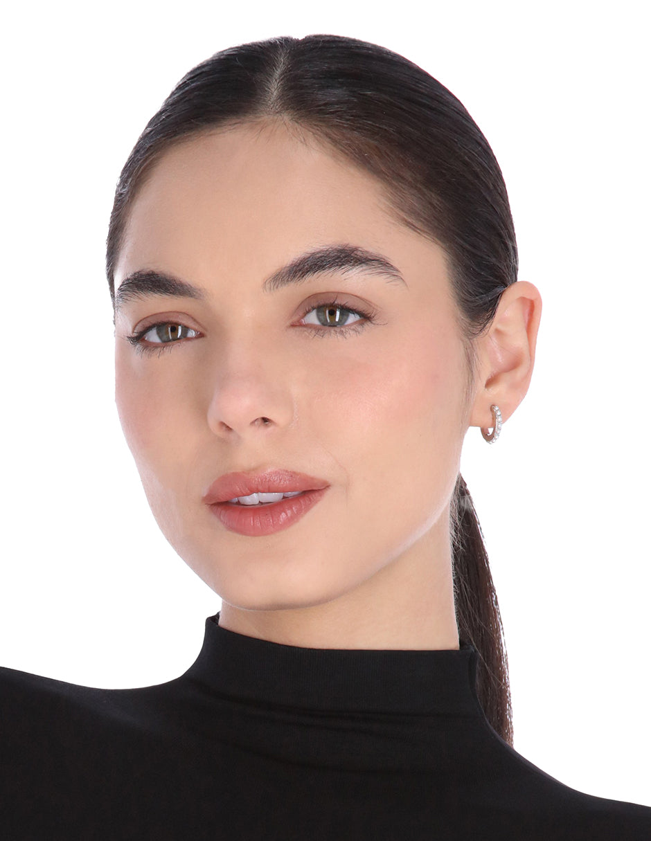 ARETES COLOR PLATEADO, GIVENCHY, FORMA CIRCULAR TIPO HUGGIE DE PERLAS DE ACRÃLICO COLOR BLANCO, CIERRE TIPO BISAGRA CON CLICK, FAMILIA SHIMMER AND SHINE, CONTENIDO 1 PAR DE ARETES