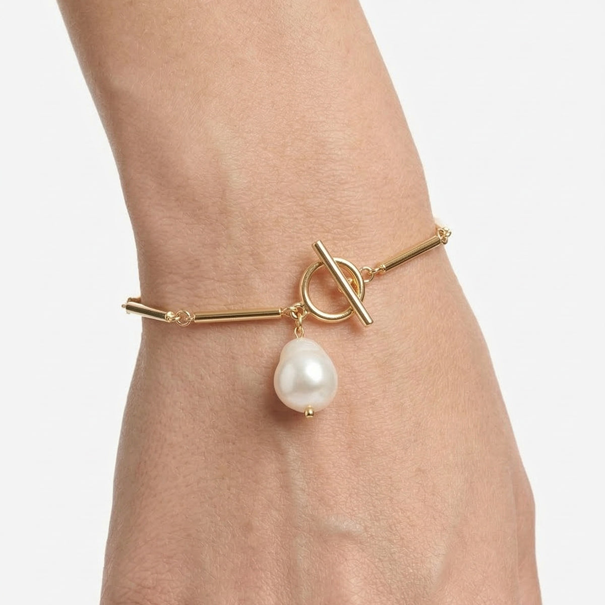 PULSERA COLOR  DORADO, RALPH LAUREN, FORMA PERLAS TIPO FLEXIBLE CON IMITACIÃ“N PERLA, CIERRE TIPO BARRA, FAMILIA REGINA, CONTENIDO 1 PULSERA