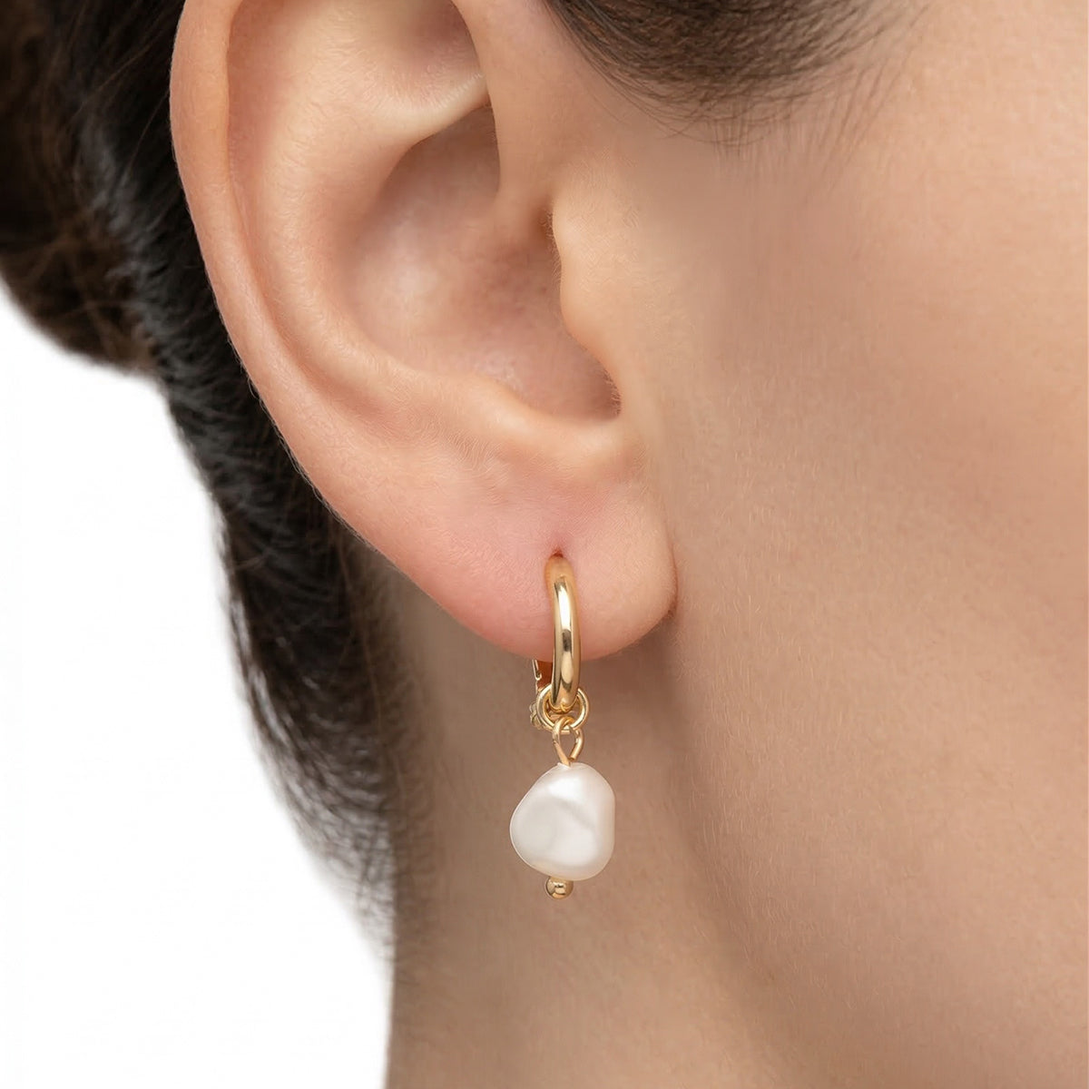 ARETES COLOR  DORADO, RALPH LAUREN, FORMA PERLA TIPO ARRACADA CON IMITACIÃ“N PERLA, CIERRE TIPO BISAGRA CON CLICK, FAMILIA REGINA, CONTENIDO 1 PAR DE ARETES