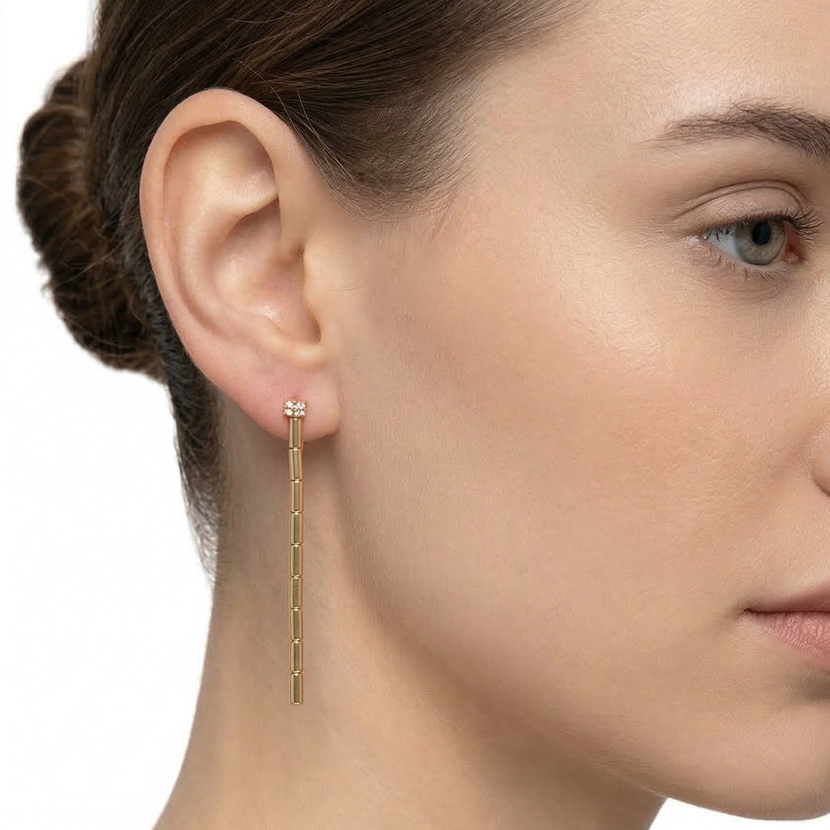 ARETES COLOR  DORADO, RALPH LAUREN, FORMA CIRCULAR  TIPO LINEAL CON CRISTALES TRANSPARENTES, CIERRE TIPO POSTE, FAMILIA LINDELLA, CONTENIDO 1 PAR DE ARETES