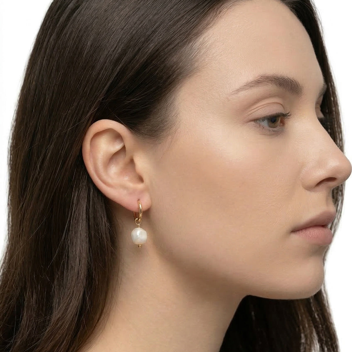 ARETES COLOR  DORADO, RALPH LAUREN, FORMA PERLA TIPO HUGGIE CON IMITACIÃ“N PERLA, CIERRE TIPO BISAGRA CON CLICK, FAMILIA REGINA, CONTENIDO 1 PAR DE ARETES