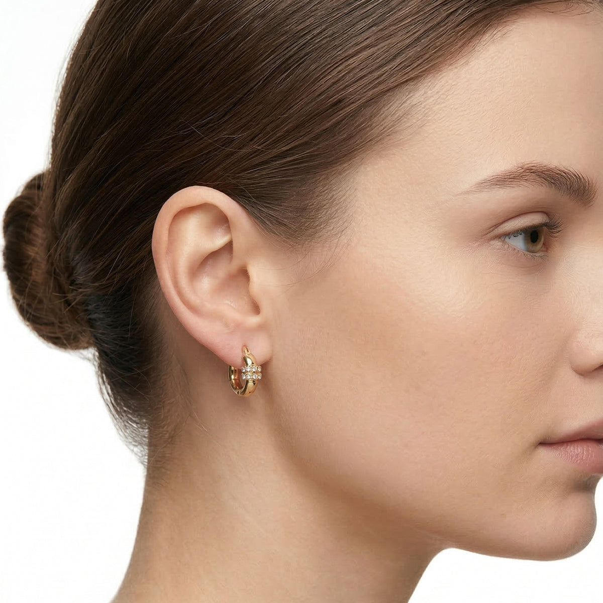 ARETES COLOR  DORADO, RALPH LAUREN, FORMA CIRCULAR  TIPO ARRACADA CON CRISTALES TRANSPARENTES, CIERRE TIPO BISAGRA CON CLICK, FAMILIA LINDELLA, CONTENIDO 1 PAR DE ARETES
