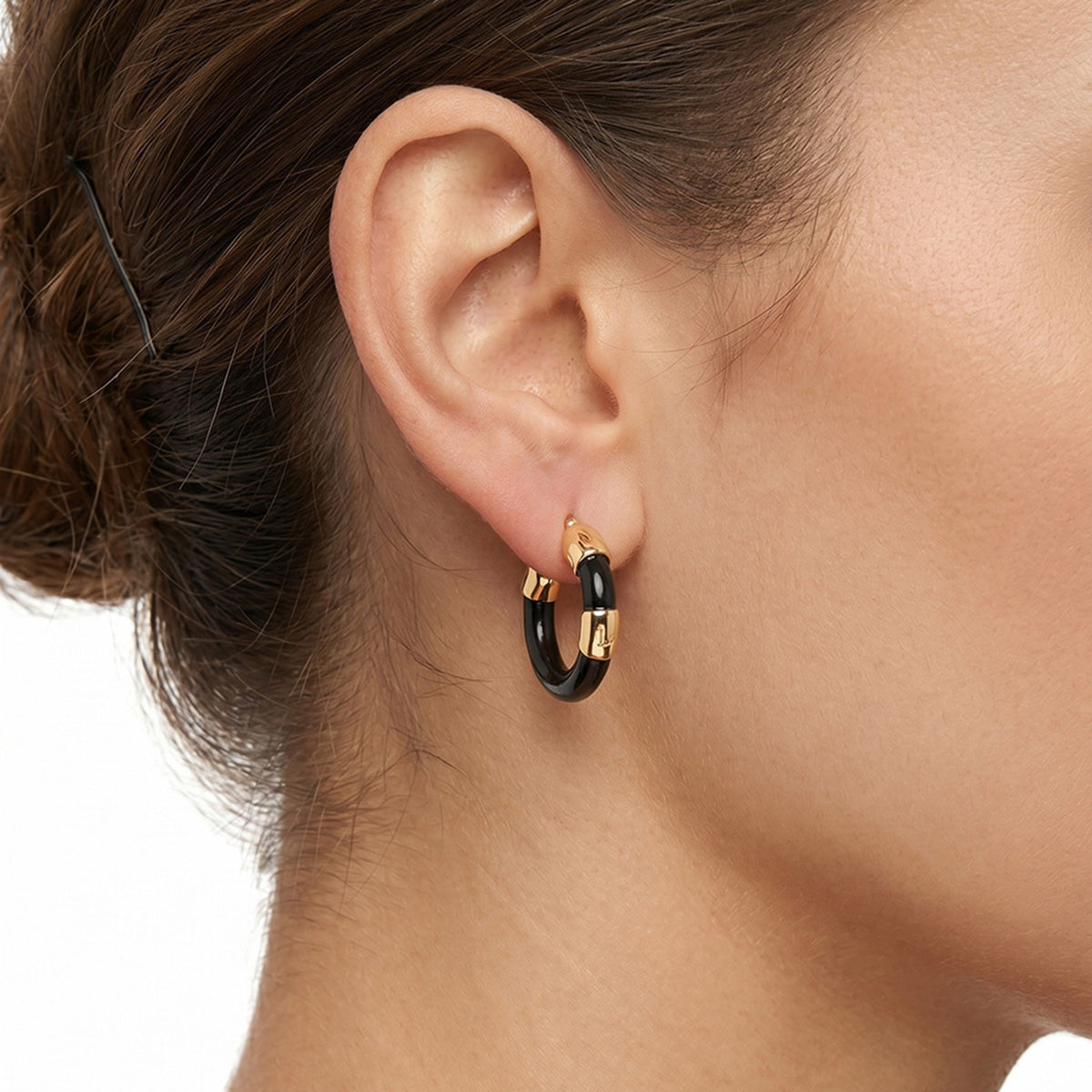 ARETES COLOR  DORADO, RALPH LAUREN, FORMA CIRCULAR  TIPO ARRACADA CON CAREY, CIERRE TIPO BISAGRA CON CLICK, FAMILIA PARK ROW RECOLOR, CONTENIDO 1 PAR DE ARETES