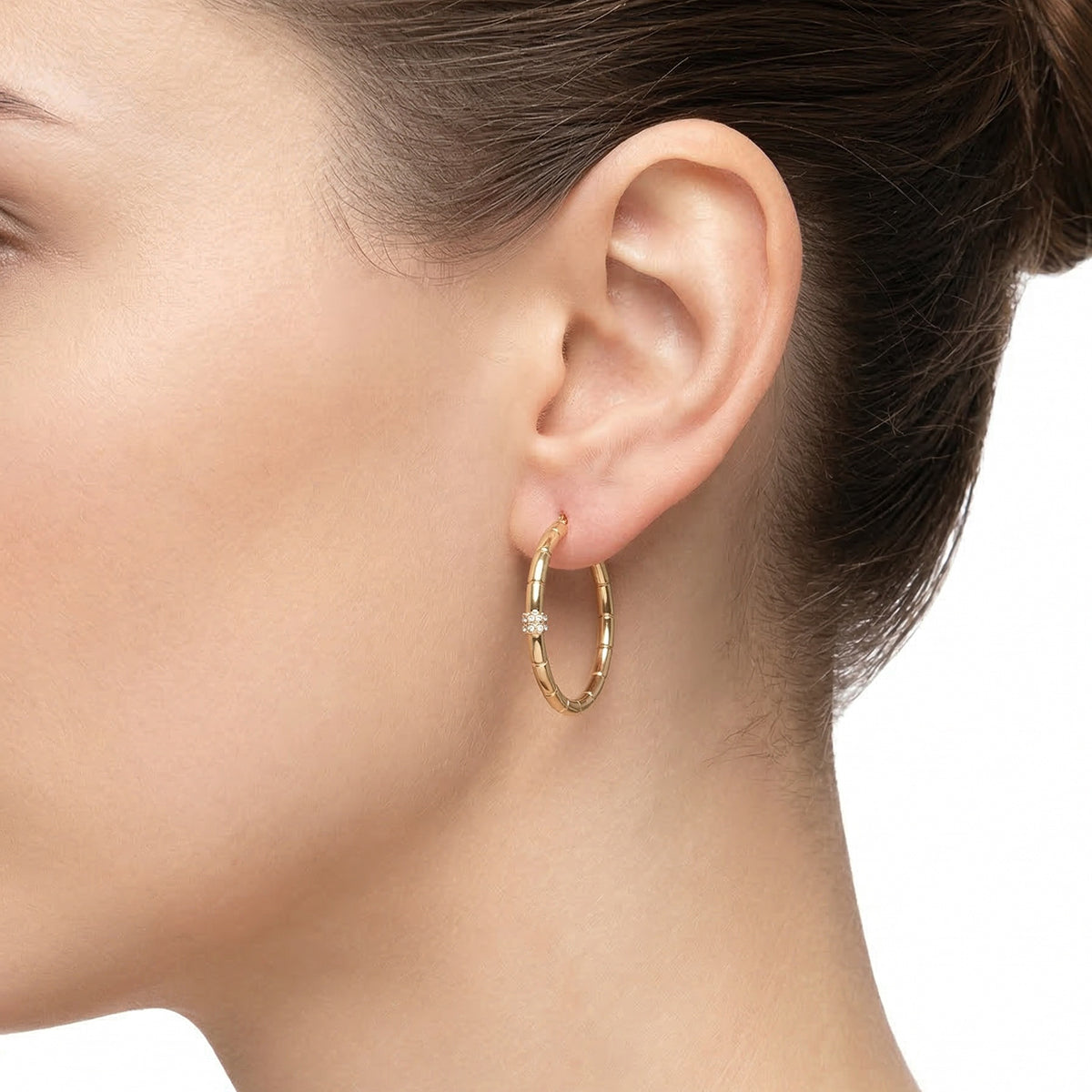 ARETES COLOR  DORADO, RALPH LAUREN, FORMA CIRCULAR  TIPO ARRACADA CON CRISTALES TRANSPARENTES, CIERRE TIPO BISAGRA CON CLICK, FAMILIA LINDELLA, CONTENIDO 1 PAR DE ARETES
