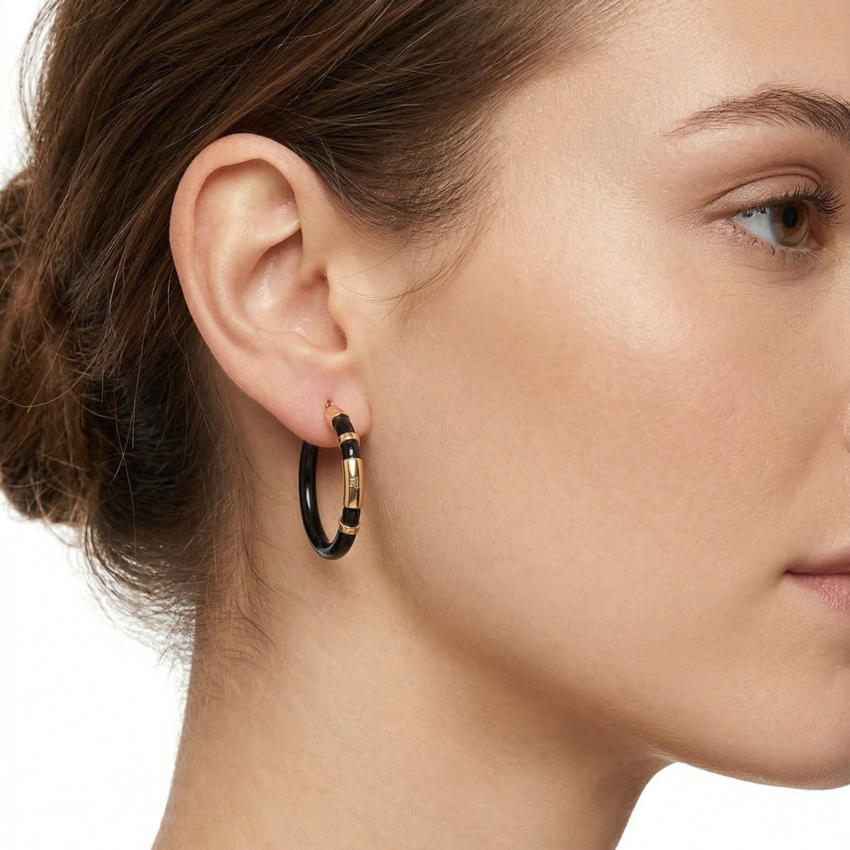 ARETES COLOR  DORADO, RALPH LAUREN, FORMA CIRCULAR  TIPO ARRACADA CON CAREY, CIERRE TIPO BISAGRA CON CLICK, FAMILIA PARK ROW RECOLOR, CONTENIDO 1 PAR DE ARETES