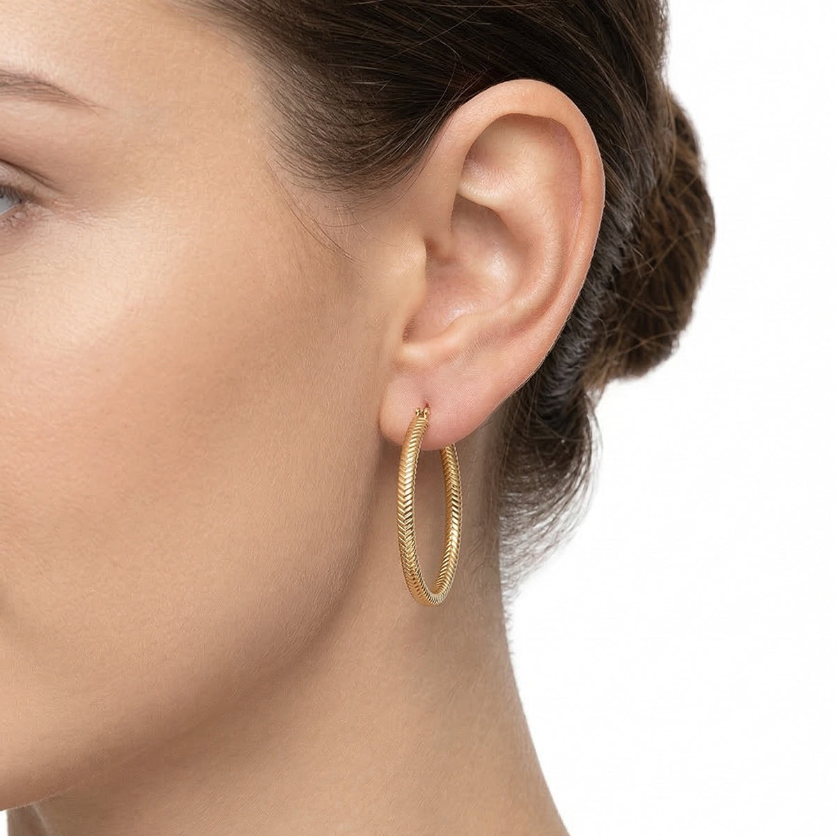 ARETES COLOR  DORADO, RALPH LAUREN, FORMA OVALADO TIPO ARRACADA ENTRELAZADO , CIERRE TIPO BISAGRA CON CLICK, FAMILIA DONNELLY, CONTENIDO 1 PAR DE ARETES