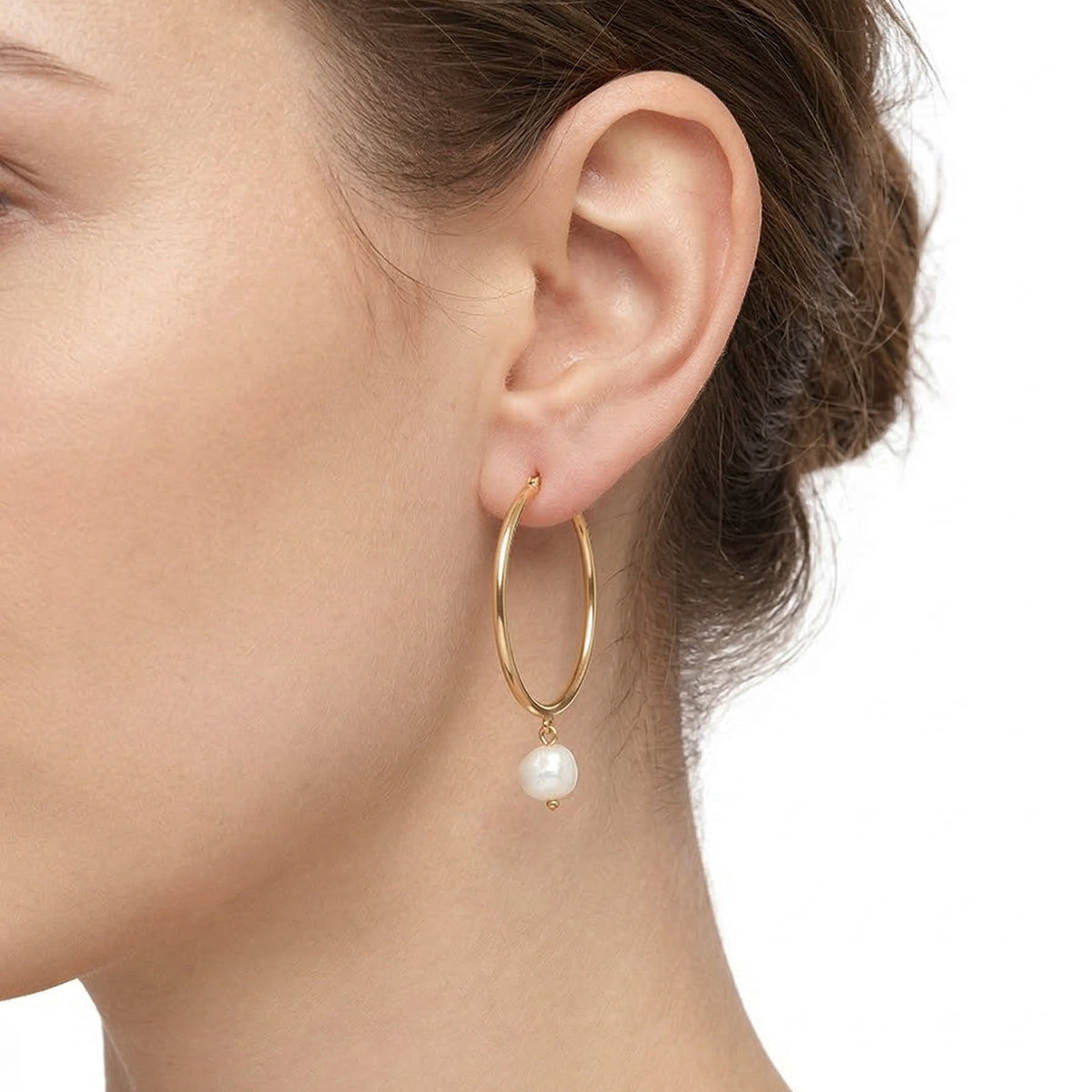 ARETES COLOR  DORADO, RALPH LAUREN, FORMA CIRCULAR  TIPO ARRACADA  CON IMITACIÃ“N PERLA, CIERRE TIPO BISAGRA CON CLICK, FAMILIA REGINA, CONTENIDO 1 PAR DE ARETES