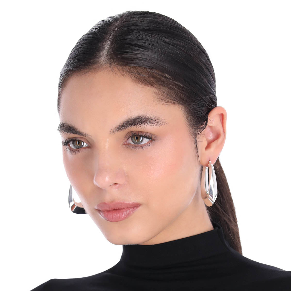 ARETES NINE WEST COLOR PLATEADO FORMA CIRCULAR 19G04235