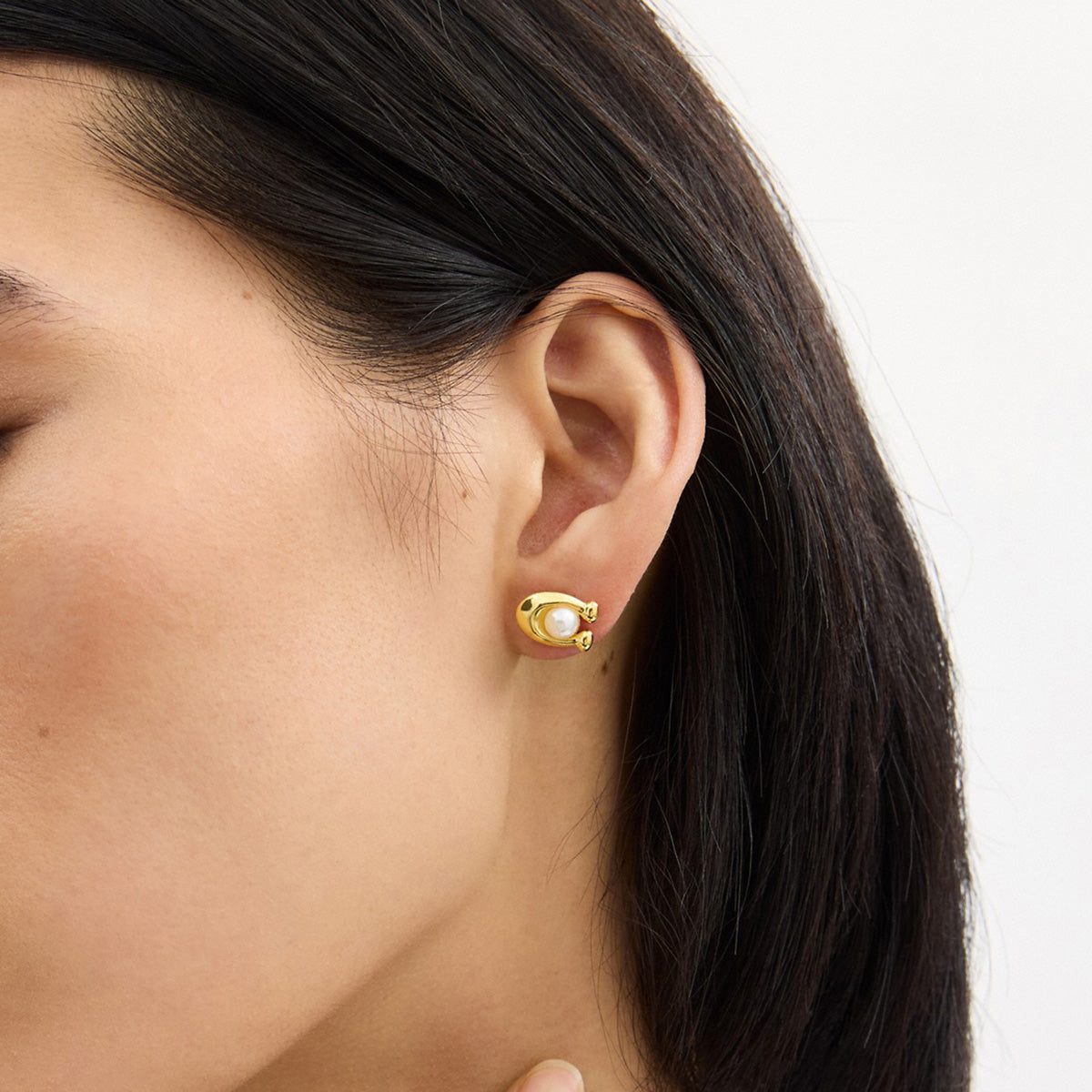 ARETES COACH COLOR DORADO FORMA LETRA C 341922GLD100